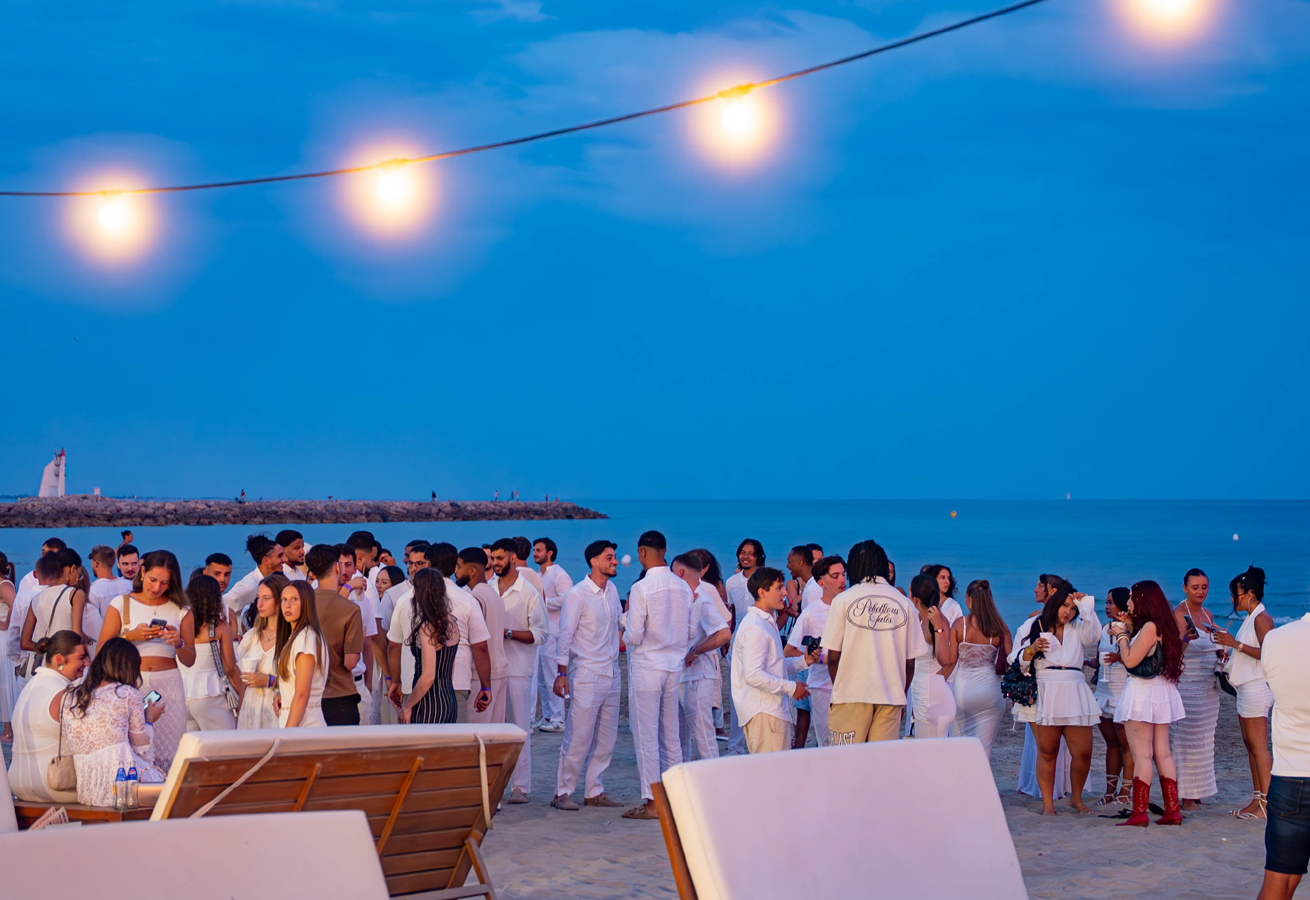 Les etudiants de klea academy pendant une soirée de fin d'année à la plage