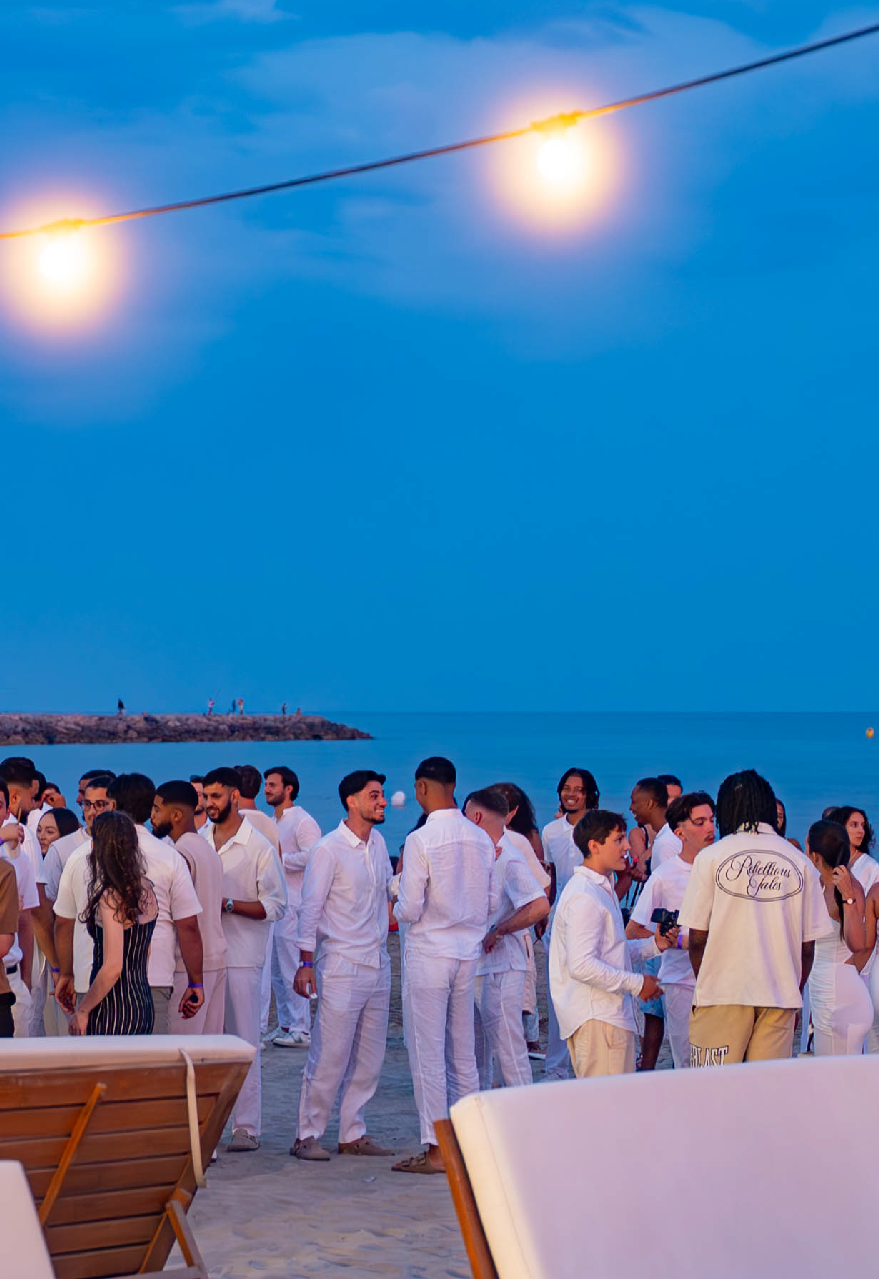 Les etudiants de klea academy pendant une soirée de fin d'année à la plage